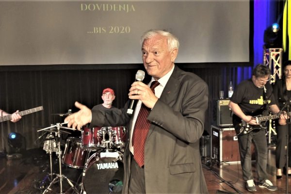 Jovan Divjak pjeva V2 600x400 - Impresije - Noć Bosne i Hercegovine, 26.10.2019 u Offenbachu